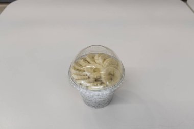 Yeni hazırlanmış yemek / yemek bir restoranda servis edilecek.