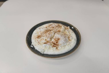 Yeni hazırlanmış yemek / yemek bir restoranda servis edilecek.