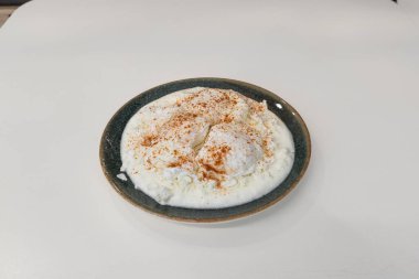 Yeni hazırlanmış yemek / yemek bir restoranda servis edilecek.