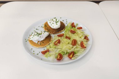 Yeni hazırlanmış yemek / yemek bir restoranda servis edilecek.