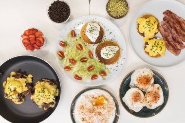 Yeni hazırlanmış yemek / yemek bir restoranda servis edilecek.