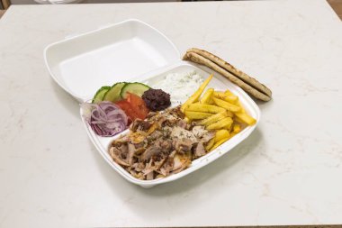 Yeni hazırlanmış yemek / yemek bir restoranda servis edilecek.