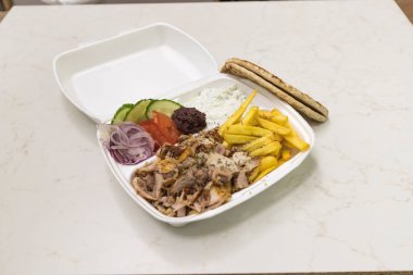 Yeni hazırlanmış yemek / yemek bir restoranda servis edilecek.