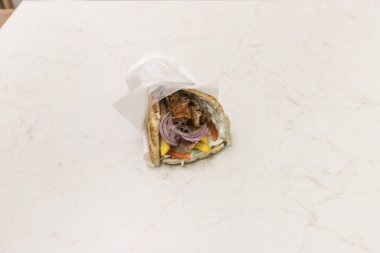 Yeni hazırlanmış yemek / yemek bir restoranda servis edilecek.