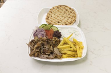 Yeni hazırlanmış yemek / yemek bir restoranda servis edilecek.