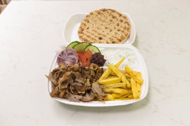 Yeni hazırlanmış yemek / yemek bir restoranda servis edilecek.