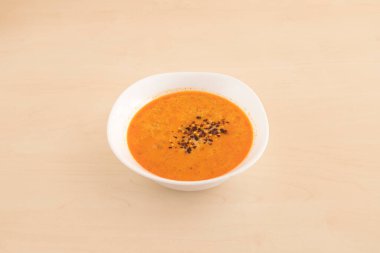 Yeni hazırlanmış yemek / yemek bir restoranda servis edilecek.