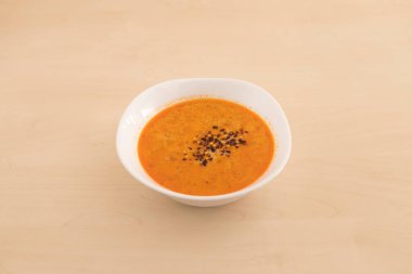 Yeni hazırlanmış yemek / yemek bir restoranda servis edilecek.