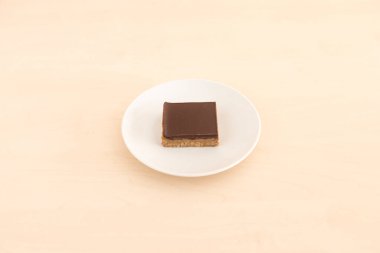 Yeni hazırlanmış yemek / yemek bir restoranda servis edilecek.