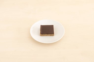 Yeni hazırlanmış yemek / yemek bir restoranda servis edilecek.