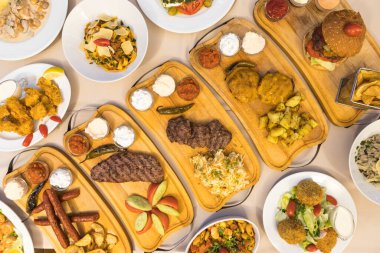 Yeni hazırlanmış yemek / yemek bir restoranda servis edilecek.