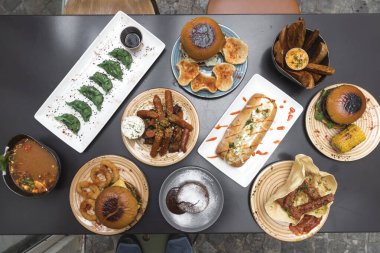 Yeni hazırlanmış yemek / yemek bir restoranda servis edilecek.