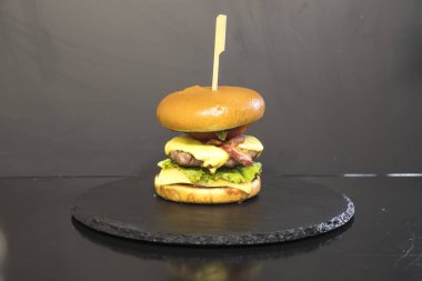 Yeni hazırlanmış yemek / yemek bir restoranda servis edilecek.