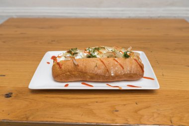 Yeni hazırlanmış yemek / yemek bir restoranda servis edilecek.