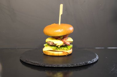 Yeni hazırlanmış yemek / yemek bir restoranda servis edilecek.