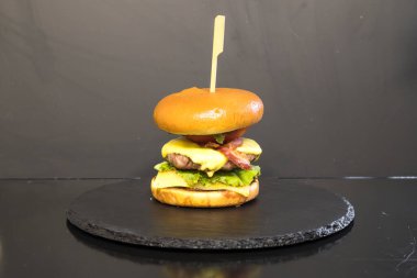 Yeni hazırlanmış yemek / yemek bir restoranda servis edilecek.