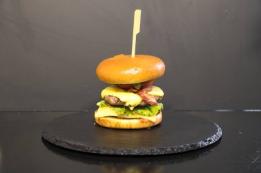 Yeni hazırlanmış yemek / yemek bir restoranda servis edilecek.