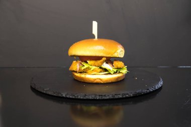 Yeni hazırlanmış yemek / yemek bir restoranda servis edilecek.