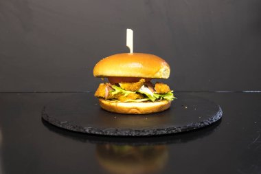 Yeni hazırlanmış yemek / yemek bir restoranda servis edilecek.