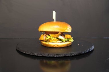 Yeni hazırlanmış yemek / yemek bir restoranda servis edilecek.