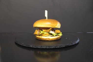 Yeni hazırlanmış yemek / yemek bir restoranda servis edilecek.