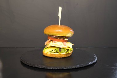 Yeni hazırlanmış yemek / yemek bir restoranda servis edilecek.