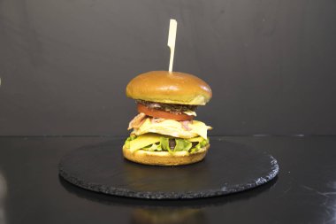 Yeni hazırlanmış yemek / yemek bir restoranda servis edilecek.