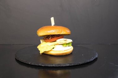 Yeni hazırlanmış yemek / yemek bir restoranda servis edilecek.