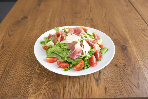 Yeni hazırlanmış yemek / yemek bir restoranda servis edilecek.