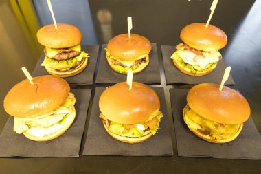 Yeni hazırlanmış yemek / yemek bir restoranda servis edilecek.