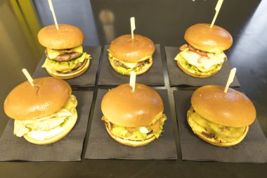 Yeni hazırlanmış yemek / yemek bir restoranda servis edilecek.