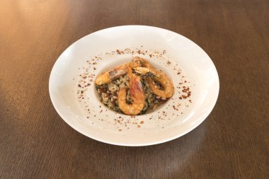 Yeni hazırlanmış yemek / yemek bir restoranda servis edilecek.