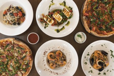 Yeni hazırlanmış yemek / yemek bir restoranda servis edilecek.