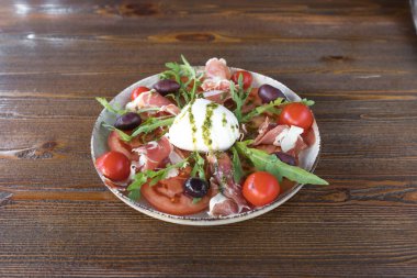 Yeni hazırlanmış yemek / yemek bir restoranda servis edilecek.