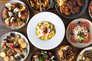 Yeni hazırlanmış yemek / yemek bir restoranda servis edilecek.