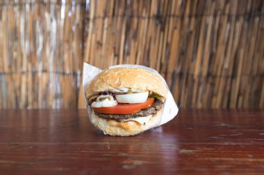 Yeni hazırlanmış yemek / yemek bir restoranda servis edilecek.