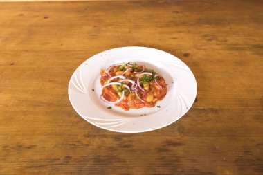 Yeni hazırlanmış yemek / yemek bir restoranda servis edilecek.