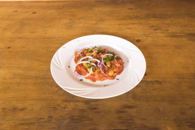 Yeni hazırlanmış yemek / yemek bir restoranda servis edilecek.