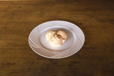 Yeni hazırlanmış yemek / yemek bir restoranda servis edilecek.