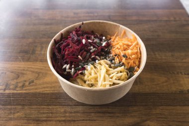 Yeni hazırlanmış yemek / yemek bir restoranda servis edilecek.