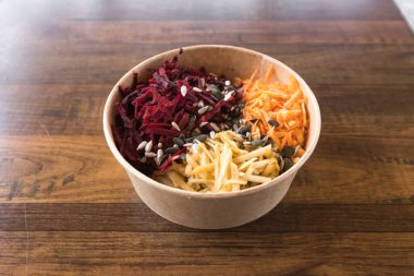 Yeni hazırlanmış yemek / yemek bir restoranda servis edilecek.