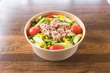 Yeni hazırlanmış yemek / yemek bir restoranda servis edilecek.