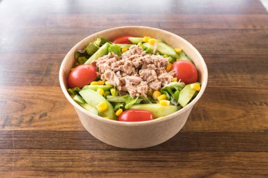 Yeni hazırlanmış yemek / yemek bir restoranda servis edilecek.