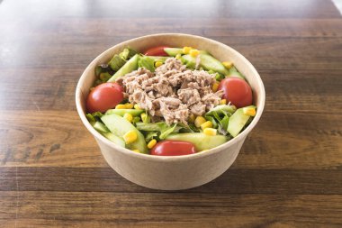 Yeni hazırlanmış yemek / yemek bir restoranda servis edilecek.