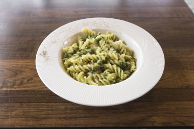 Yeni hazırlanmış yemek / yemek bir restoranda servis edilecek.