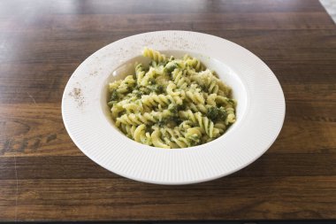 Yeni hazırlanmış yemek / yemek bir restoranda servis edilecek.