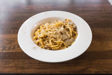 Yeni hazırlanmış yemek / yemek bir restoranda servis edilecek.