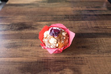 Yeni hazırlanmış yemek / yemek bir restoranda servis edilecek.