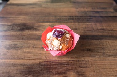 Yeni hazırlanmış yemek / yemek bir restoranda servis edilecek.