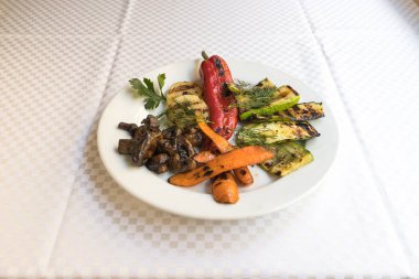 Yeni hazırlanmış yemek / yemek bir restoranda servis edilecek.